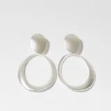 Aros colgantes plateados con forma geométrica.