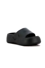 Chancletas blancas de plataforma con faja ancha y suela de goma. Tienen detalles en color salmón en la faja y suela tostada.