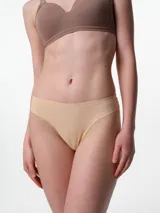 Bombacha tipo colaless de microfibra color beige, con cintura elástica y terminaciones de corte láser sin costuras en las piernas.
