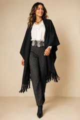 Pantalon tipo legging de tiro alto con estampado geométrico en tonos negro y gris. Confeccionado en tejido elástico que se ajusta a la silueta.
