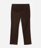 Pantalón de corte recto confeccionado en sarga de algodón con un toque de elastano. Presenta cintura con trabillas para cinturón, cierre tradicional de botón y cremallera, y bolsillos laterales y traseros.