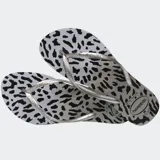 Ojotas Havaianas Slim con estampado animal print en tonos grises y tiras plateadas.