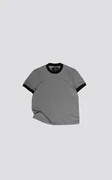 Remera gris melange de manga corta con detalles en negro en el cuello redondo y en los puños, de corte clásico.