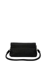 Cartera bandolera Hush Puppies de eco cuero trenzado en color negro, con solapa frontal y detalle de placa metálica dorada con el logo de la marca. Cuenta con correa ajustable y desmontable.