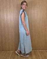 Vestido midi verde militar de rayas verticales blancas, con cuello alto con volados, mangas cortas con volados y cierre frontal completo de botones.