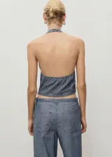 Top de algodón estilo tejano con diseño cruzado, cuello halter y cierre de botones en el cuello. Presenta un estampado de raya diplomática y cierre de cremallera lateral.