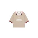 Remera polo de manga corta de Eme Studios en color taupe, con cuello y solapa blancos, detalles en bordó en las mangas y el cuello, y estampado gráfico frontal con logo.
