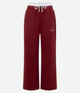 Pantalón deportivo de corte recto, confeccionado en tejido de microfibra color bordó. Presenta cintura elástica con cordón ajustable, bolsillos delanteros embutidos y detalle de bordado discreto en la pierna.