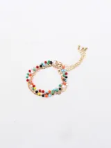 Set de cuatro pulseras doradas, compuestas por cadenas finas decoradas con cuentas de colores facetadas y pequeños dijes en forma de estrella.