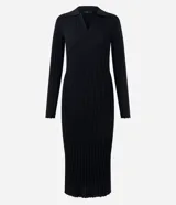 Vestido midi negro de punto acanalado, confeccionado en mezcla de poliéster y viscosa. Presenta calce ajustado al cuerpo, cuello polo con escote en V, mangas largas y textura vertical.