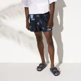 Sandalias Birkenstock Arizona de goma EVA color azul marino, con dos correas ajustables con hebillas.