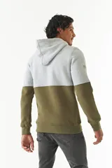 Buzo canguro de felpa con capucha, cordones ajustables, bolsillo tipo canguro y logo estampado en el pecho.