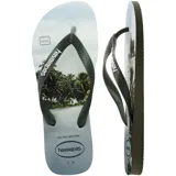 Ojotas Havaianas con base blanca y celeste con diseño de olas, tiras blancas con diseño en relieve y logo de la marca en la base.