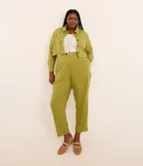 Pantalón carrot de viscolino color verde, con cintura alta, pliegues delanteros y bolsillos laterales.