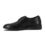 Zapato acordonado de vestir color negro, de cuero sintético, con suela plana.
