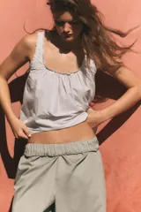 Pantalón culotte de tiro medio con cintura elástica, bolsillos laterales ocultos y bajo con abertura ajustable mediante cordones laterales.