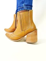 Botas tejanas de cuero negro, con taco cuadrado de 8 cm y elástico lateral.