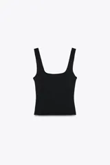 Camiseta blanca de corte ajustado, con escote cuadrado y tirantes anchos.