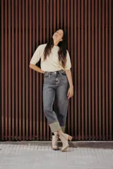 Botín de cuero color beige con puntera charolada, cierre lateral con cremallera y tacón ancho de madera.