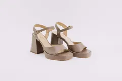 Sandalias rojas de cuero con plataforma y taco cuadrado.