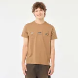 Camiseta marrón de manga corta con cuello redondo y estampado con logos en el pecho.