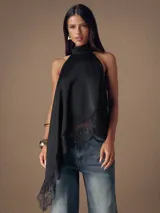 Top negro de satén con cuello halter, diseño asimétrico y detalle de encaje en el ruedo.
