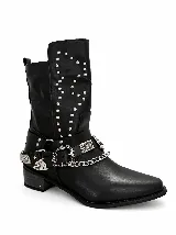 Bota de caña media color negro, con diseño estilo western. Presenta tachas metálicas decorativas en el lateral de la caña, una correa ajustable con hebilla metálica labrada y una cadena plateada que rodea el tobillo. Cuenta con un taco cuadrado de altura media y punta ligeramente redondeada.