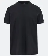 Remera básica de hombre con corte comfort, cuello redondo y manga corta. Confeccionada en tejido de media malla con textura acanalada.