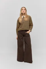Jean wide leg azul oscuro de tiro bajo, con calce relajado y piernas amplias de diseño clásico de cinco bolsillos.