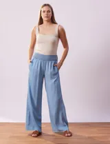 Pantalón ancho (wide leg) de lyocell color celeste claro, con pretina ancha elastizada y bolsillos laterales.