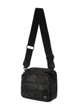 Bandolera Terrano modelo Ushuaia, de diseño acolchado y color negro, con correa ancha regulable y compartimento principal con cierre.
