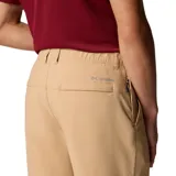 Short chino de hombre color beige, con bolsillos laterales y traseros, ideal para uso cotidiano o actividades al aire libre.