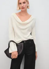 Pantalón de jean negro de corte recto y tiro bajo, con diseño de cinco bolsillos, cierre de botón y cremallera, y trabillas para cinturón.