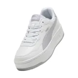 Championes Puma modelo Court Lally Skye, de diseño urbano con plataforma. Presenta una base blanca con detalles en color lila en la franja lateral, el talón, la lengüeta y la suela.