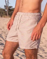 Short de baño para hombre color beige con estampado de ondas marrones.