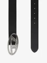 Cinturón de cuero negro con hebilla ovalada metálica con logo "D" con incrustaciones de strass.