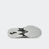 Championes deportivos Joma modelo Set Men, color blanco con detalles en negro y naranja. Presentan una capellada de malla mesh y material sintético, con refuerzos en puntera y laterales.