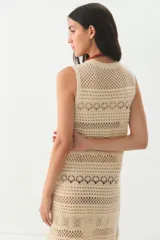 Vestido largo negro de tejido de punto calado, con escote en V y tirantes anchos.