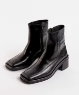 Botín de cuero con estampado de piel de serpiente en tonos blanco y negro, con puntera cuadrada y tacón bloque bajo.