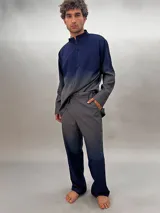 Pantalón de lana color gris oscuro con corte recto y detalle texturizado en las piernas laterales. Tiene pretina elástica a la cintura y un teñido degradé. Es parte del conjunto Alquimia.