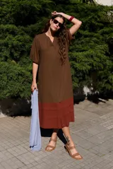 Vestido midi de corte recto, color marrón en la parte superior y marrón rojizo en el inferior con detalle de franjas horizontales superpuestas. Cuenta con escote en V y mangas cortas holgadas.