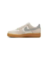 Championes Nike Air Force 1 '07 LV8, color crema con detalles en gris y suela marrón. Confeccionados en cuero y gamuza, con amortiguación Nike Air y cuello acolchado. Diseño clásico de los años 80.
