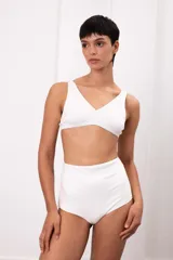 Culotte de tiro alto confeccionado en algodón con doble tela y diseño sin elásticos, ofreciendo un calce suave y cómodo.