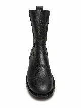 Bota de caña media confeccionada en cuero vacuno con efecto desgastado. Presenta elásticos laterales para un calce cómodo, taco de madera y suela de caucho.