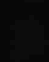 Remera de diseño doble capa con cuerpo negro de algodón y mangas largas tejidas en color blanco. Presenta un corte boxy relajado, cuello redondo y el logo de la marca estampado en pequeño en el pecho.