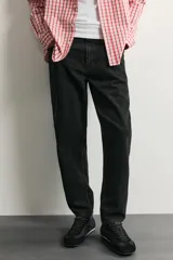 Jeans de corte slim cropped confeccionados en denim de algodón rígido con efecto lavado. Presentan tiro medio, cierre frontal con cremallera y botón, y diseño clásico de cinco bolsillos.