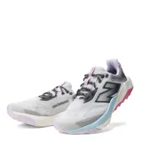 Championes de trail running New Balance Nitrel v6, con capellada de malla técnica en color gris claro y detalles en lila, celeste y fucsia. Presenta el logo N en los laterales, mediasuela con amortiguación y suela AT Tread para mayor tracción.