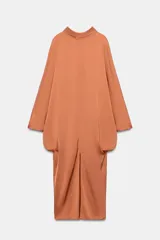 Vestido tipo túnica de viscosa color terracota, con cuello redondo, mangas largas amplias y diseño midi.