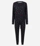 Conjunto de pijama largo negro con estampado de mariposas en tonos rosa y blanco. Incluye una blusa de manga larga y un pantalón con lazo ajustable en la cintura.