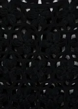 Vestido corto de crochet en color negro, con diseño de flores caladas, cuello redondo y tirantes anchos.